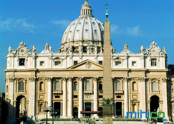 Nhà thờ St.Peter (Basilica di San Pietro) được thiết kế theo lối kiến trúc cổ điển Phục Hưng