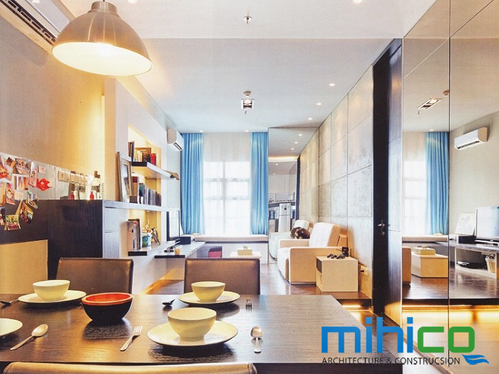 Sử dụng các bề mặt phản quang cho phòng khách liên thông với phòng bếp