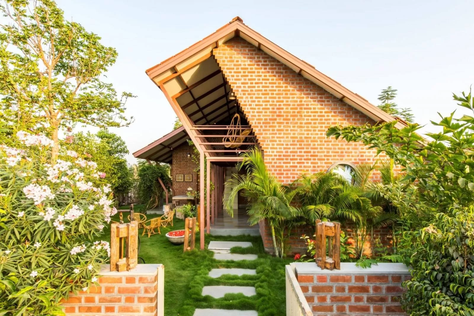 Thiết kế nhà vườn đẹp xây bằng gạch đỏ - GIẢN ĐƠN - THỜI THƯỢNG - PHONG CÁCH 40 Mau thiet ke nha vuon dep xu huong 2025